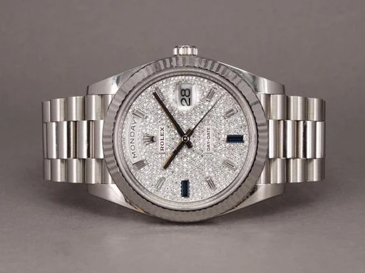 Title: Day-Date Platin Baguette 228236
Brand: Rolex
Model: Day-Date 950 Platin Baguette
Ref: 228236
Category: Dress
Diameter: 40mm
Functions: Dato, Ugedag
Year: 2023
Price: 650000
Condition: undefined
Dial Color: Sølv
Strap: Metal
Case material: Andet
Gender: Herre
Match: 100.0%
Billedet er ejet af Chrono (237355) Et Rolex ur