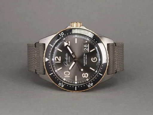 Title: Glashütte SeaQ Panorama Date G/S
Brand: Glashütte Original
Model: Glashütte SeaQ Panorama Date G/S
Ref: 1-36-13-04-91-33
Category: Dykker
Diameter: 43mm
Functions: Dato
Year: 2022
Price: 83000
Condition: undefined
Dial Color: Grå
Strap: Stof
Case material: Stål
Gender: Herre
Match: 100.0%
Billedet er ejet af Chrono (331877) Et Glashütte Original ur