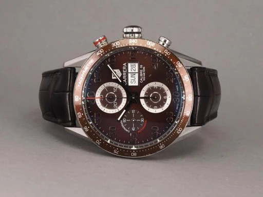 Title: Carrera Calibre 16
Brand: Tag Heuer
Model: Carrera
Ref: CV2A12
Category: Racing
Diameter: 43mm
Functions: Kronograf, Dato, Ugedag
Year: 2013
Price: 14000
Condition: undefined
Dial Color: Brun
Strap: Læder
Case material: Stål
Gender: Herre
Match: 100.0%
Billedet er ejet af Chrono (445460) Et Tag Heuer ur