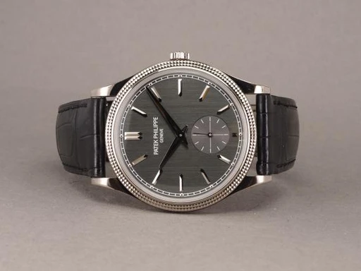 Title: Calatrava WG 6119G-001
Brand: Patek Philippe
Model: Calatrava WG
Ref: 6119G-001
Category: Dress
Diameter: 39mm
Functions: Dato
Year: 2023
Price: 185000
Condition: undefined
Dial Color: Grå
Strap: Læder
Case material: Guld
Gender: Herre
Match: 100.0%
Billedet er ejet af Chrono (379297) Et Patek Philippe ur