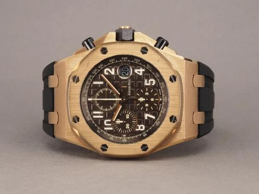 Title: ROO House Edition 18K - 2025 AP service
Brand: Audemars Piguet
Model: Royal Oak Off Shore House Edition 18K
Ref: 26470OR.00.A099CR.01
Category: Racing
Diameter: 42mm
Functions: Kronograf, Dato
Year: 2019
Price: 300000
Condition: undefined
Dial Color: Brun
Strap: Andet
Case material: Guld
Gender: Herre
Match: 100.0%
Billedet er ejet af Chrono (355539) Et Audemars Piguet ur