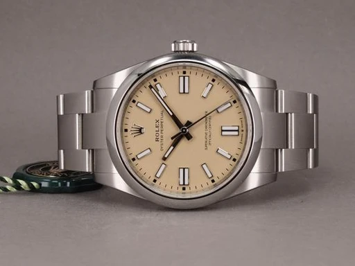 Title: Oyster Perpetual 134300 - Mint 11/2025 (New)
Brand: Rolex
Model: Oyster Perpetual 41
Ref: 134300
Category: Dress
Diameter: 41mm
Functions:
Year: 2025
Price: 67000
Condition: 10.0
Dial Color: Brun
Strap: Metal
Case material: Stål
Gender: Herre
Match: 100.0%
Billedet er ejet af Chrono (552880) Et Rolex ur