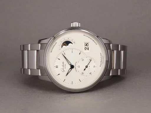 Title: Glashütte PanoMaticLunar - Mint 2022
Brand: Glashütte Original
Model: PanoMaticLunar
Ref: 1-90-02-42-32-71
Category: Dress
Diameter: 40mm
Functions: Månefase, Dato
Year: 2022
Price: 67000
Condition: undefined
Dial Color: Sølv
Strap: Metal
Case material: Stål
Gender: Herre
Match: 100.0%
Billedet er ejet af Chrono (101103) Et Glashütte Original ur