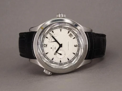 Title: Elite Grande Class Traveller Multicity
Brand: Zenith
Model: Zenith Elite Grande Class Traveller Multicity
Ref: 03.0520.687/01.C678
Category: Pilot
Diameter: 44mm
Functions: GMT, Dato
Year: 2010
Price: 25000
Condition: undefined
Dial Color: Hvid
Strap: Læder
Case material: Stål
Gender: Herre
Match: 100.0%
Billedet er ejet af Chrono (311836) Et Zenith ur