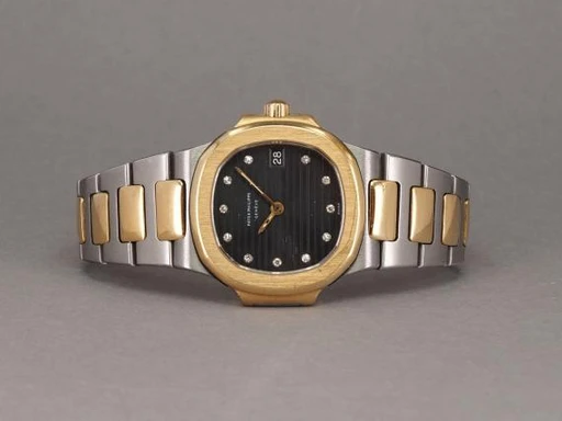 Title: Nautilus Lady 4700/1 (New)
Brand: Patek Philippe
Model: Nautilus Lady G/S
Ref: 4700
Category: Sport
Diameter: 27mm
Functions: Dato
Year: null
Price: 110000
Condition: undefined
Dial Color: Sort
Strap: Metal
Case material: Guld
Gender: Dame
Match: 100.0%
Billedet er ejet af Chrono (429200) Et Patek Philippe ur