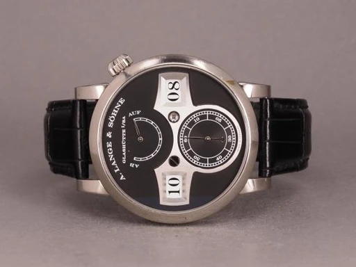 Title: Zeitwerk
Brand: A. Lange & Söhne
Model: Zeitwerk
Ref: 140.029
Category: Dress
Diameter: 42mm
Functions: Dato
Year: 2014
Price: 430000
Condition: undefined
Dial Color: Sort
Strap: Læder
Case material: Andet
Gender: Herre
Match: 100.0%
Billedet er ejet af Chrono (101113) Et A. Lange & Söhne ur