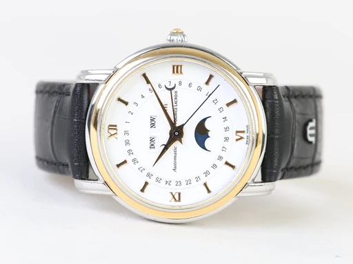 Title: De Lune Masterpiece
Brand: Maurice Lacroix
Model: De Lune Masterpiece
Ref: 37757
Category: Dress
Diameter: 38mm
Functions: Dato, Ugedag, Månefase
Year: 2000
Price: 7499
Condition: undefined
Dial Color: Hvid
Strap: Læder
Case material: Stål
Gender: Herre
Match: 100.0%
Billedet er ejet af Chrono Collective (102394) Et Maurice Lacroix ur