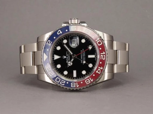 Title: GMT-Master II WG "Pepsi" - 2025 RSC service
Brand: Rolex
Model: GMT-Master II WG
Ref: 116719BLRO
Category: Pilot
Diameter: 40mm
Functions: GMT, Dato
Year: 2015
Price: 200000
Condition: 9.0
Dial Color: Sort
Strap: Metal
Case material: Guld
Gender: Herre
Match: 100.0%
Billedet er ejet af Chrono (485812) Et Rolex ur