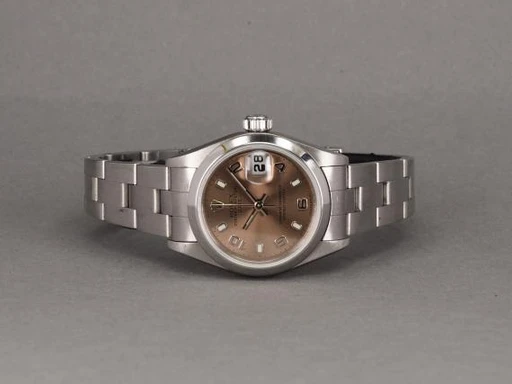 Title: Lady Datejust 79160 - A5 serie
Brand: Rolex
Model: Lady Datejust
Ref: 79160
Category: Dress
Diameter: 26mm
Functions: Dato
Year: 1999
Price: 30000
Condition: undefined
Dial Color: Rød
Strap: Metal
Case material: Stål
Gender: Dame
Match: 100.0%
Billedet er ejet af Chrono (163902) Et Rolex ur