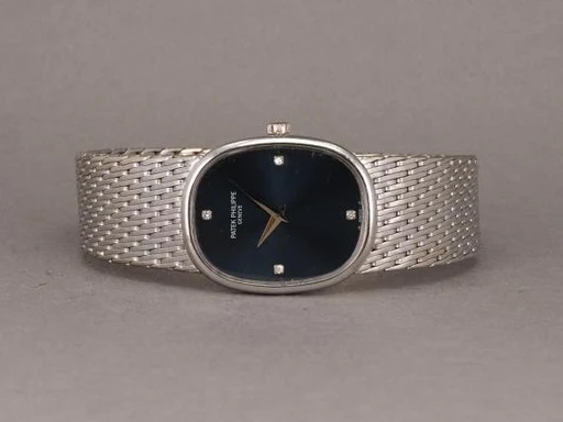 Title: Ellipse 4226/2
Brand: Patek Philippe
Model: Ellipse
Ref: 4226/2
Category: Dress
Diameter: 23mm
Functions: Dato
Year: 1984
Price: 60000
Condition: undefined
Dial Color: Blå
Strap: Metal
Case material: Guld
Gender: Dame
Match: 100.0%
Billedet er ejet af Chrono (317676) Et Patek Philippe ur