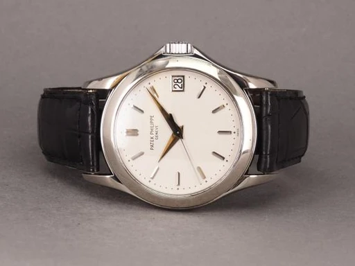 Title: Calatrava 5107G-001
Brand: Patek Philippe
Model: Calatrava 18K WG
Ref: 5107G-001
Category: Dress
Diameter: 37mm
Functions: Dato
Year: 2004
Price: 138000
Condition: undefined
Dial Color: Hvid
Strap: Læder
Case material: Guld
Gender: Herre
Match: 100.0%
Billedet er ejet af Chrono (101147) Et Patek Philippe ur