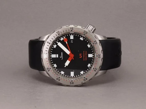 Title: U1 - 1000M Diver - 1010 (New)
Brand: Sinn
Model: 1000M Diver
Ref: U 1
Category: Dykker
Diameter: 44mm
Functions: Dato
Year: 2007
Price: 12000
Condition: 8.0
Dial Color: Sort
Strap: Gummi
Case material: Stål
Gender: Herre
Match: 100.0%
Billedet er ejet af Chrono (532018) Et Sinn ur