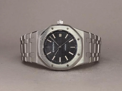 Title: Royal Oak 15300ST
Brand: Audemars Piguet
Model: Royal Oak
Ref: 15300ST.00.1220ST.03
Category: Sport
Diameter: 39mm
Functions: Dato
Year: 2009
Price: 240000
Condition: undefined
Dial Color: Sort
Strap: Metal
Case material: Stål
Gender: Herre
Match: 100.0%
Billedet er ejet af Chrono (127445) Et Audemars Piguet ur