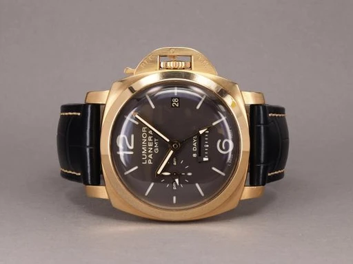 Title: 1950 8 Days GMT PAM00289
Brand: Panerai
Model: Luminor 1950 8 Days GMT
Ref: PAM00289
Category: Sport
Diameter: 44mm
Functions: GMT, Dato
Year: 2013
Price: 125000
Condition: 8.0
Dial Color: Brun
Strap: Læder
Case material: Guld
Gender: Herre
Match: 100.0%
Billedet er ejet af Chrono (515503) Et Panerai ur