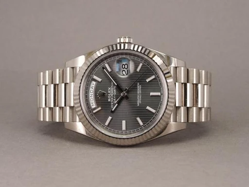 Title: Day-Date 228239 - WG - 6/2022
Brand: Rolex
Model: Day-Date 40 WG
Ref: 228239
Category: Dress
Diameter: 40mm
Functions: Dato, Ugedag
Year: 2022
Price: 260000
Condition: undefined
Dial Color: Grå
Strap: Metal
Case material: Guld
Gender: Herre
Match: 100.0%
Billedet er ejet af Chrono (374601) Et Rolex ur