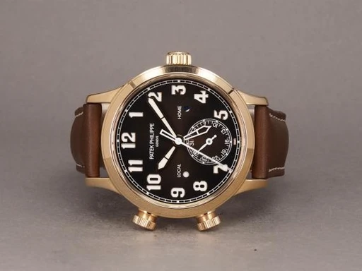 Title: Calatrava Pilot Travel Time 7234R
Brand: Patek Philippe
Model: Calatrava Pilot Travel Time
Ref: 7234R-001
Category: Pilot
Diameter: 37mm
Functions: Dato, GMT
Year: 2019
Price: 215000
Condition: undefined
Dial Color: Brun
Strap: Læder
Case material: Guld
Gender: Herre
Match: 100.0%
Billedet er ejet af Chrono (137396) Et Patek Philippe ur