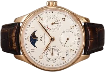 Title: Portuguese Perpetual Calendar - IW503302
Brand: IWC
Model: Portuguese Perpetual Calendar
Ref: IW503302
Category: Dress
Diameter: 44mm
Functions: Dato, Ugedag, Månefase
Year: 2017
Price: 165000
Condition: 8.0
Dial Color: Sølv
Strap: Læder
Case material: Guld
Gender: Herre
Match: 100.0%
Billedet er ejet af Chrono (404128) Et IWC ur