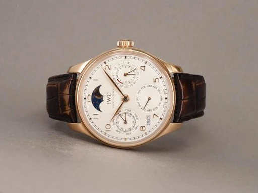 Title: Portuguese Perpetual Calendar - IW503302
Brand: IWC
Model: Portuguese Perpetual Calendar
Ref: IW503302
Category: Dress
Diameter: 44mm
Functions: Dato, Ugedag, Månefase
Year: 2017
Price: 165000
Condition: undefined
Dial Color: Sølv
Strap: Læder
Case material: Guld
Gender: Herre
Match: 100.0%
Billedet er ejet af Chrono (404128) Et IWC ur