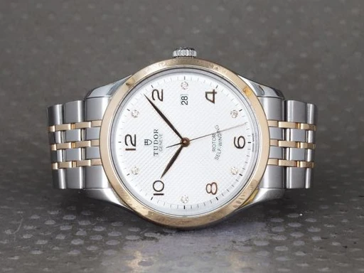 Title: G/S 1926 - Diamant skive
Brand: Tudor
Model: 1926
Ref: M91651-0002
Category: Dress
Diameter: 41mm
Functions: Dato
Year: 2019
Price: 14000
Condition: undefined
Dial Color: Hvid
Strap: Metal
Case material: Andet
Gender: Herre
Match: 100.0%
Billedet er ejet af Chrono (101251) Et Tudor ur