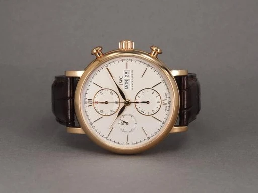 Title: Portofino Chronograph 18K - DK sæt
Brand: IWC
Model: Portofino Chronograph 18K
Ref: IW391025
Category: Dress
Diameter: 42mm
Functions: Kronograf, Dato, Ugedag
Year: 2023
Price: 95000
Condition: undefined
Dial Color: Hvid
Strap: Læder
Case material: Guld
Gender: Herre
Match: 100.0%
Billedet er ejet af Chrono (170220) Et IWC ur