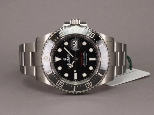 Title: Sea-Dweller Single Red - Mint 2024
Brand: Rolex
Model: Sea-Dweller Single Red
Ref: 126660
Category: Dykker
Diameter: 43mm
Functions: Dato
Year: 2024
Price: 110000
Condition: undefined
Dial Color: Sort
Strap: Metal
Case material: Stål
Gender: Herre
Match: 100.0%
Billedet er ejet af Chrono (358473) Et Rolex ur