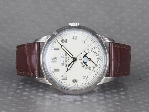 Title: Grand Complications 5320G
Brand: Patek Philippe
Model: Grand Complications
Ref: 5320G
Category: Dress
Diameter: 40mm
Functions: Dato, Ugedag, Månefase
Year: 2018
Price: 470000
Condition: undefined
Dial Color: Hvid
Strap: Læder
Case material: Guld
Gender: Herre
Match: 100.0%
Billedet er ejet af Chrono (101335) Et Patek Philippe ur