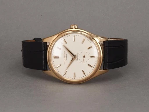 Title: Calatrava - 2526 "Freccero"
Brand: Patek Philippe
Model: Calatrava “Freccero”
Ref: 2526
Category: Dress
Diameter: 36mm
Functions: 
Year: 1954
Price: 782000
Condition: undefined
Dial Color: Hvid
Strap: Læder
Case material: Guld
Gender: Herre
Match: 100.0%
Billedet er ejet af Chrono (163905) Et Patek Philippe ur