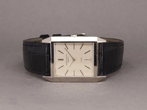 Title: Rectangular “GOBBI” WG
Brand: Patek Philippe
Model: Rectangular GOBBI
Ref: 3572
Category: Dress
Diameter: 26mm
Functions:
Year: 1970
Price: 75000
Condition: undefined
Dial Color: Sølv
Strap: Læder
Case material: Guld
Gender: Dame
Match: 100.0%
Billedet er ejet af Chrono (101163) Et Patek Philippe ur