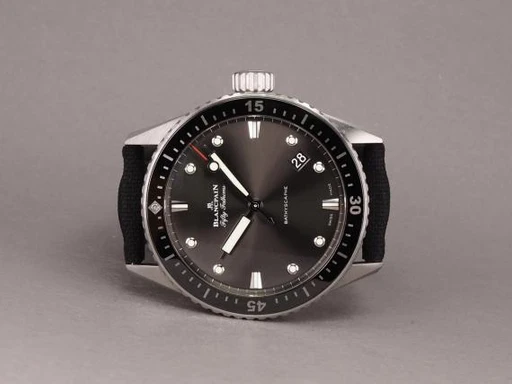 Title: Fifty Fathoms 5000-1110-B52A
Brand: Blancpain
Model: Fifty Fathoms Bathyscaphe
Ref: 5000-1110-B52A
Category: Dykker
Diameter: 43mm
Functions: Dato
Year: 2022
Price: 56000
Condition: 9.0
Dial Color: Grå
Strap: Stof
Case material: Stål
Gender: Herre
Match: 100.0%
Billedet er ejet af Chrono (515500) Et Blancpain ur