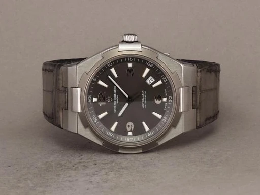 Title: Overseas - 47040
Brand: Vacheron Constantin
Model: Overseas Deep Stream
Ref: 47040/000W-9500
Category: Sport
Diameter: 42mm
Functions: Dato
Year: null
Price: 95000
Condition: undefined
Dial Color: Grå
Strap: Læder
Case material: Stål
Gender: Herre
Match: 100.0%
Billedet er ejet af Chrono (139091) Et Vacheron Constantin ur