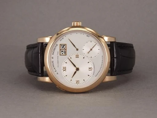 Title: Lange 1 101.032
Brand: A. Lange & Söhne
Model: Lange 1
Ref: 101.032
Category: Dress
Diameter: 39mm
Functions: Dato
Year: null
Price: 155000
Condition: undefined
Dial Color: Sølv
Strap: Læder
Case material: Guld
Gender: Herre
Match: 100.0%
Billedet er ejet af Chrono (120083) Et A. Lange & Söhne ur