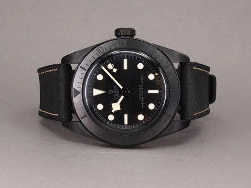 Title: Black Bay Ceramic 79210CNU
Brand: Tudor
Model: Black Bay Ceramic
Ref: 79210NU
Category: Dykker
Diameter: 41mm
Functions: Dato
Year: 2022
Price: 24000
Condition: 8.0
Dial Color: Sort
Strap: Stof
Case material: Keramik
Gender: Herre
Match: 100.0%
Billedet er ejet af Chrono (508444) Et Tudor ur