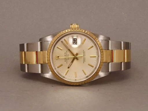Title: Oyster Perpetual Date G/S 15223
Brand: Rolex
Model: Oyster Perpetual Date G/S
Ref: 15223
Category: Dress
Diameter: 34mm
Functions: Dato
Year: 1990
Price: 42000
Condition: 8.0
Dial Color: Gul
Strap: Metal
Case material: Stål
Gender: Unisex
Match: 100.0%
Billedet er ejet af Chrono (483565) Et Rolex ur