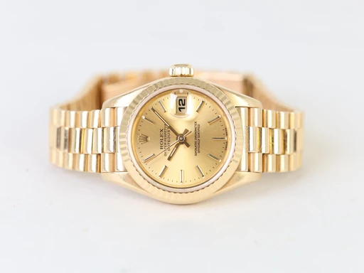 Title: Lady-Datejust
Brand: Rolex
Model: Lady-Datejust
Ref: 79178
Category: Dress
Diameter: 26mm
Functions: Dato
Year: 2001
Price: 65499
Condition: undefined
Dial Color: Gul
Strap: Metal
Case material: Guld
Gender: Dame
Match: 100.0%
Billedet er ejet af Chrono Collective (102419) Et Rolex ur