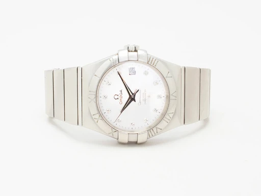 Title: Constallation (New)
Brand: Omega
Model: Constallation
Ref: 12310352052001
Category: Dress
Diameter: 35mm
Functions: Dato
Year: null
Price: 24499
Condition: undefined
Dial Color: Hvid
Strap: Metal
Case material: Stål
Gender: Unisex
Match: 100.0%
Billedet er ejet af Chrono Collective (454095) Et Omega ur