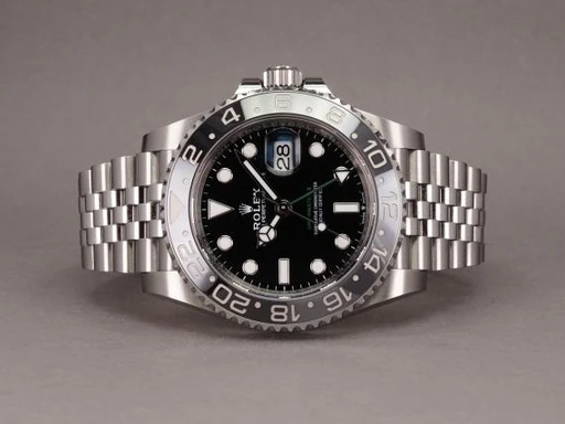Title: GMT II Bruce Wayne 126710GRNR - 4/2025 (New)
Brand: Rolex
Model: GMT-Master II "Bruce Wayne"
Ref: 126710GRNR
Category: Pilot
Diameter: 40mm
Functions: GMT, Dato
Year: 2025
Price: 129000
Condition: 9.0
Dial Color: Sort
Strap: Metal
Case material: Stål
Gender: Herre
Match: 100.0%
Billedet er ejet af Chrono (552881) Et Rolex ur