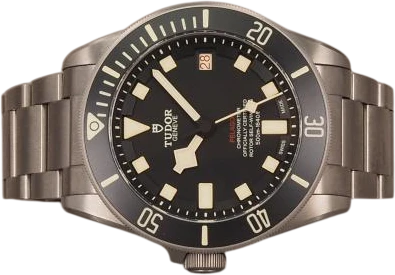Titel: Pelagos LHD 25610TNL - 07/2024
Mærke: Tudor
Model: Pelagos LHD
Ref.: 25610TNL
Årgang: 2024
Tilbehør: Boks og Papirer
Stand: 8.0 (Brugt)
Pris: 30.000 kr.
Diameter: 42mm
Funktioner: Dato
Skivefarve: Sort
Rem: Metal
Kassemateriale: Titanium
Kategori: Dykker
Køn: Herre
Match: 100.0%
Billedet ejes af Chrono (1178352) Et Tudor ur