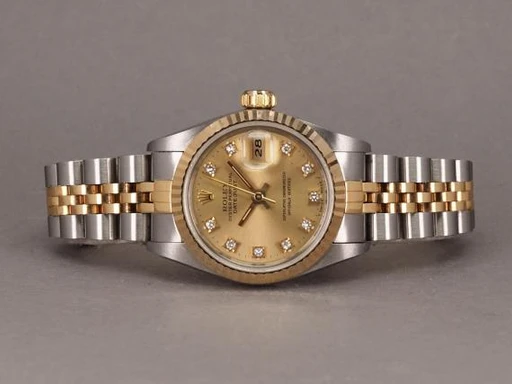 Title: Lady Datejust - on hold
Brand: Rolex
Model: Lady Datejust G/S
Ref: 68173
Category: Dress
Diameter: 26mm
Functions: Dato
Year: 1991
Price: 35000
Condition: 8.0
Dial Color: Gul
Strap: Metal
Case material: Stål
Gender: Dame
Match: 100.0%
Billedet er ejet af Chrono (510768) Et Rolex ur