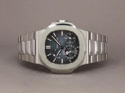 Title: Nautilus 5712/1A-001
Brand: Patek Philippe
Model: Nautilus Moon Phase
Ref: 5712/1A-001
Category: Dress
Diameter: 40mm
Functions: Månefase, Dato
Year: 2015
Price: 710000
Condition: undefined
Dial Color: Blå
Strap: Metal
Case material: Stål
Gender: Herre
Match: 100.0%
Billedet er ejet af Chrono (125654) Et Patek Philippe ur