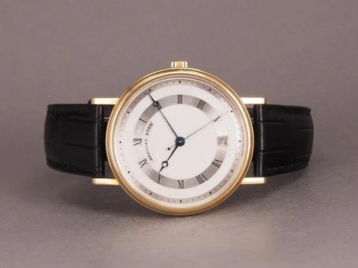 Title: Classique 5930BA - 18K
Brand: Breguet
Model: Classique 18K
Ref: 5930BA12.984
Category: Dress
Diameter: 35mm
Functions: Dato
Year: 2002
Price: 58000
Condition: undefined
Dial Color: Sølv
Strap: Læder
Case material: Guld
Gender: Herre
Match: 100.0%
Billedet er ejet af Chrono (101114) Et Breguet ur