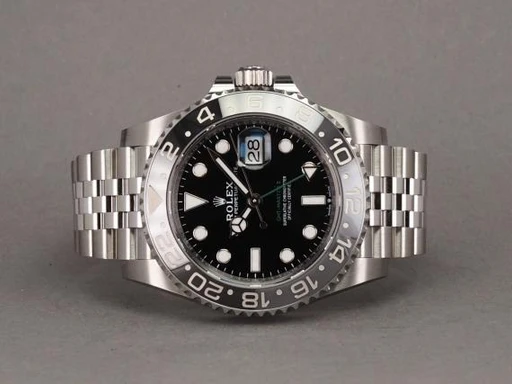 Title: GMT Bruce Wayne 126710GRNR - 7/2025
Brand: Rolex
Model: GMT-Master II Bruce Wayne
Ref: 126710GRNR
Category: Pilot
Diameter: 40mm
Functions: GMT, Dato
Year: 2025
Price: 136000
Condition: undefined
Dial Color: Sort
Strap: Metal
Case material: Stål
Gender: Herre
Match: 100.0%
Billedet er ejet af Chrono (243335) Et Rolex ur