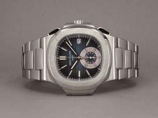 Title: Nautilus Chrono 5980/1A-001
Brand: Patek Philippe
Model: Nautilus Chronograph
Ref: 5980/1A-001
Category: Sport
Diameter: 40mm
Functions: Kronograf, Dato
Year:
Price: 630000
Condition: 8.0
Dial Color: Blå
Strap: Metal
Case material: Stål
Gender: Herre
Match: 100.0%
Billedet er ejet af Chrono (513113) Et Patek Philippe ur