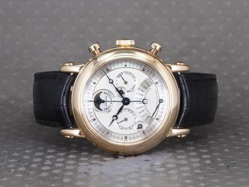 Title: Master of Complications Perpetual
Brand: Franck Muller
Model: Master of Complications Perpetual Calendar Chronograph
Ref: 7000QP E
Category: Dress
Diameter: 39mm
Functions: Kronograf, Månefase, Dato
Year: null
Price: 150000
Condition: undefined
Dial Color: Hvid
Strap: Læder
Case material: Guld
Gender: Herre
Match: 100.0%
Billedet er ejet af Chrono (101267) Et Franck Muller ur