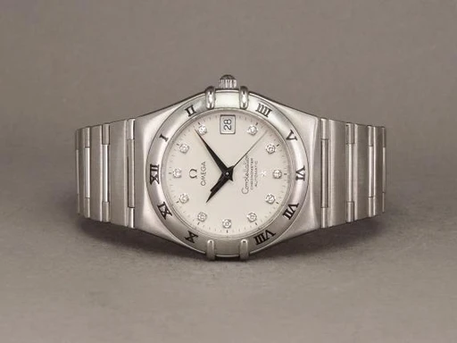 Title: Constellation Automatic 50th Anniv.
Brand: Omega
Model: Constellation Automatic 50th Anniversary
Ref: 1504.35
Category: Dress
Diameter: 35mm
Functions: Dato
Year: 2002
Price: 12000
Condition: undefined
Dial Color: Sølv
Strap: Metal
Case material: Stål
Gender: Herre
Match: 100.0%
Billedet er ejet af Chrono (137399) Et Omega ur