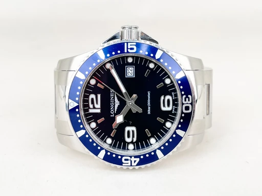 Title: HydroConquest
Brand: Longines
Model: HydroConquest
Ref: L3.740.4.96.6
Category: Dykker
Diameter: 41mm
Functions: Dato
Year: null
Price: 6499
Condition: undefined
Dial Color: Blå
Strap: Metal
Case material: Stål
Gender: Herre
Match: 100.0%
Billedet er ejet af Chrono Collective (102391) Et Longines ur