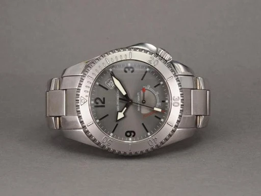 Title: Sea Hawk II 4990
Brand: Girard-Perregaux
Model: Sea Hawk II
Ref: 4990
Category: Dykker
Diameter: 42mm
Functions: Dato
Year: 2006
Price: 20000
Condition: undefined
Dial Color: Grå
Strap: Metal
Case material: Stål
Gender: Herre
Match: 100.0%
Billedet er ejet af Chrono (172311) Et Girard-Perregaux ur