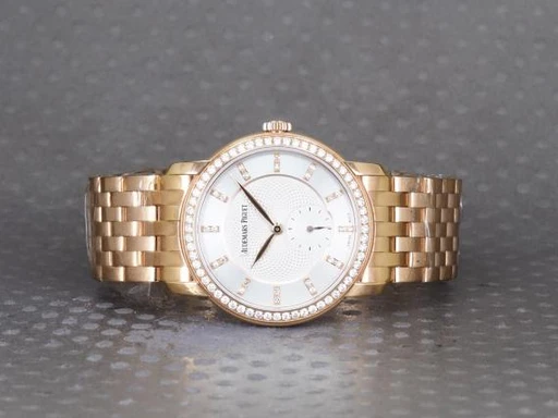 Title: Jules Audemars 33MM - 18K
Brand: Audemars Piguet
Model: Audemars Piguet Jules Audemars 33MM - 18K
Ref: 77251OR.ZZ.1270OR.01
Category: Dress
Diameter: 33mm
Functions: Dato
Year: 2018
Price: 180000
Condition: undefined
Dial Color: Hvid
Strap: Andet
Case material: Guld
Gender: Herre
Match: 100.0%
Billedet er ejet af Chrono (101275) Et Audemars Piguet ur