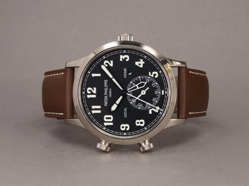 Title: Travel Time Pilot  5524G-001
Brand: Patek Philippe
Model: Calatrava Pilot Travel Time
Ref: 5524G-001
Category: Pilot
Diameter: 42mm
Functions: GMT, Dato
Year: 2020
Price: 270000
Condition: undefined
Dial Color: Blå
Strap: Læder
Case material: Guld
Gender: Herre
Match: 100.0%
Billedet er ejet af Chrono (298387) Et Patek Philippe ur