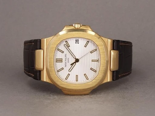 Title: Nautilus 5711J-001
Brand: Patek Philippe
Model: Nautilus 18K
Ref: 5711J-001
Category: Dress
Diameter: 40mm
Functions: Dato
Year: 2007
Price: 449000
Condition: undefined
Dial Color: Sølv
Strap: Læder
Case material: Guld
Gender: Herre
Match: 100.0%
Billedet er ejet af Chrono (168082) Et Patek Philippe ur