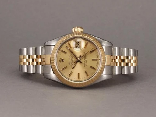 Title: Lady Datejust G/S 69173 (New)
Brand: Rolex
Model: Lady Datejust
Ref: 69173
Category: Dress
Diameter: 26mm
Functions: Dato
Year: 1985
Price: 29000
Condition: undefined
Dial Color: Gul
Strap: Metal
Case material: Stål
Gender: Dame
Match: 100.0%
Billedet er ejet af Chrono (436143) Et Rolex ur
